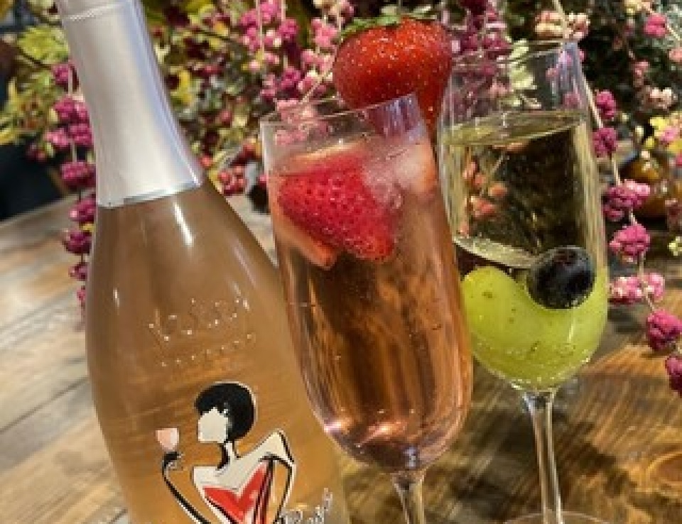 【女子会におすすめ】ウェルカムスパークリング・季節のドルチェ付き！5種から選べる本格薪焼ピッツアコース