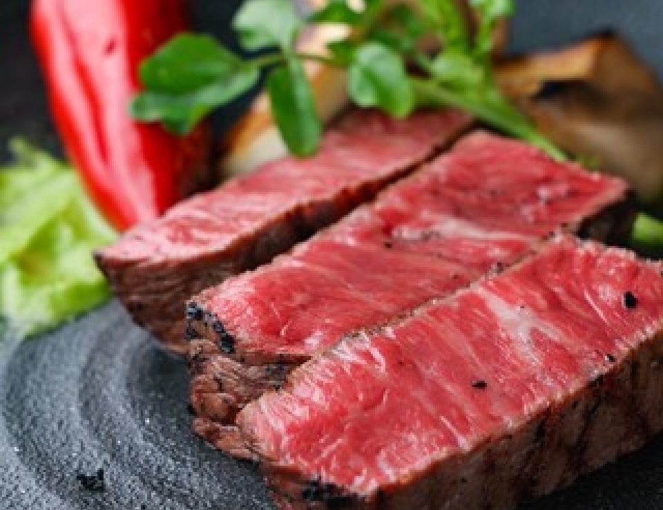 【Premiumコース】国産短角和牛ステーキ肉など豪華食材を楽しむコース　フルボトルor2時間飲み放題が選べる